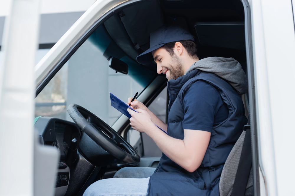 Professioneller Fahrer übergibt Fahrzeug mit Protokoll