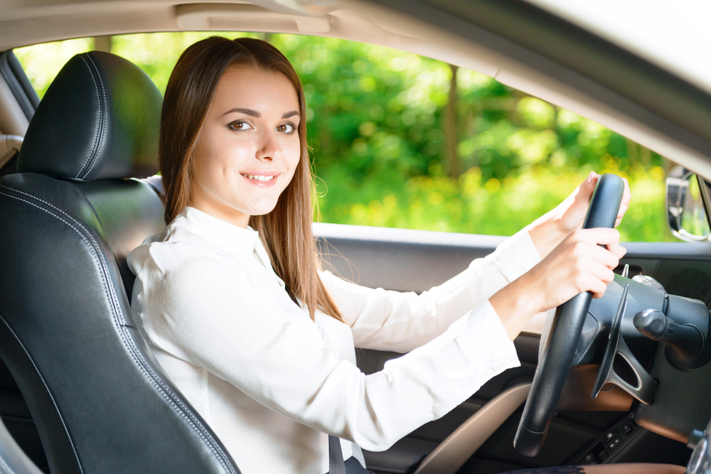 Erfahrener Fahrer auf Landstraße